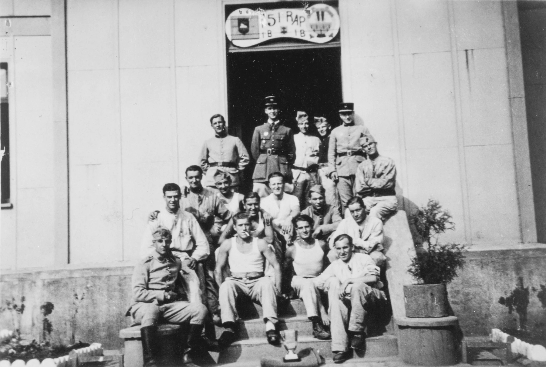 Ligne Maginot - ANGEVILLERS (CAMP) - (Camp de sureté) - Entourant le Lt Lamy, officier des sports de la 1° batterie du 151 RAP, l’équipe de football victorieuse  en ayant battu le 168° RIF lors de la coupe du camp
Saison 1936 1937 - Inconnu