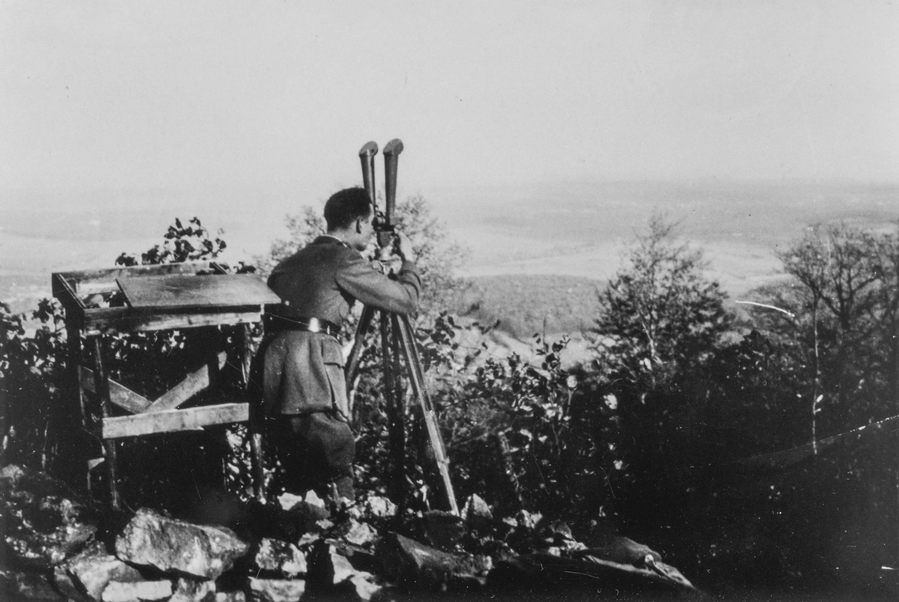 Ligne Maginot - 151° Régiment d'Artillerie de Position (151° RAP) - Le Lt Roger Lamy effectue des relevés pour l'artillerie