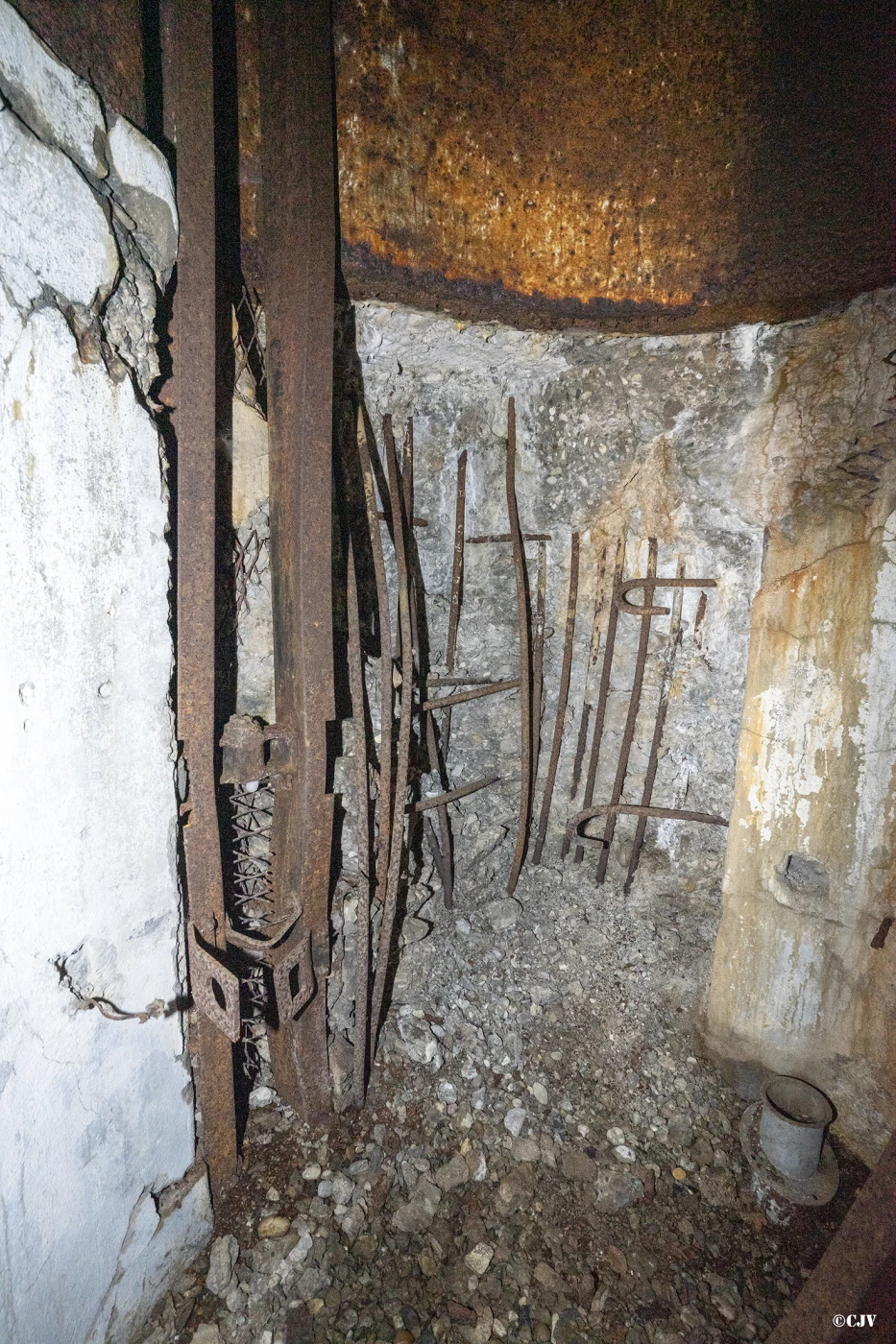 Ligne Maginot - WINDSTEIN - (Casemate d'infanterie - Double) - Puits de la cloche JM Ouest, dégâts provoqués par l'explosion de bombe allemande contre la casemate - Lia VERMEULEN