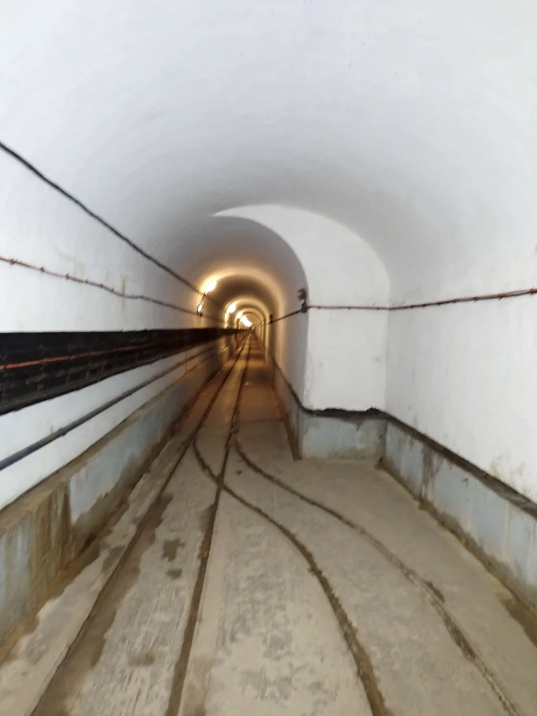 Ligne Maginot - FOUR A CHAUX - FAC - (Ouvrage d'artillerie) - La galerie de la gare de triage vers le  casernement - Luc Jacquemin