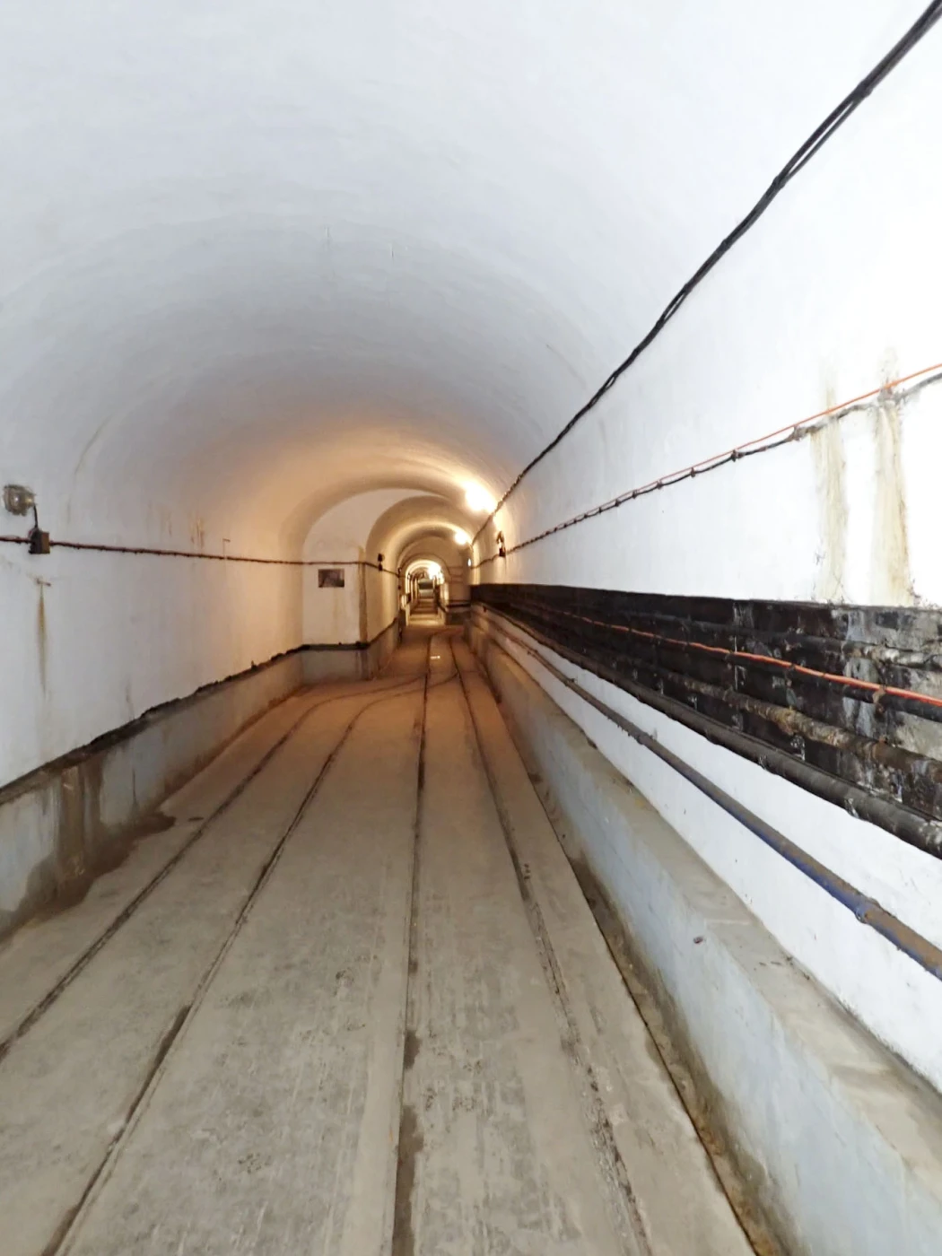 Ligne Maginot - FOUR A CHAUX - FAC - (Ouvrage d'artillerie) - La galerie de la gare de triage vers l'avant - Luc Jacquemin