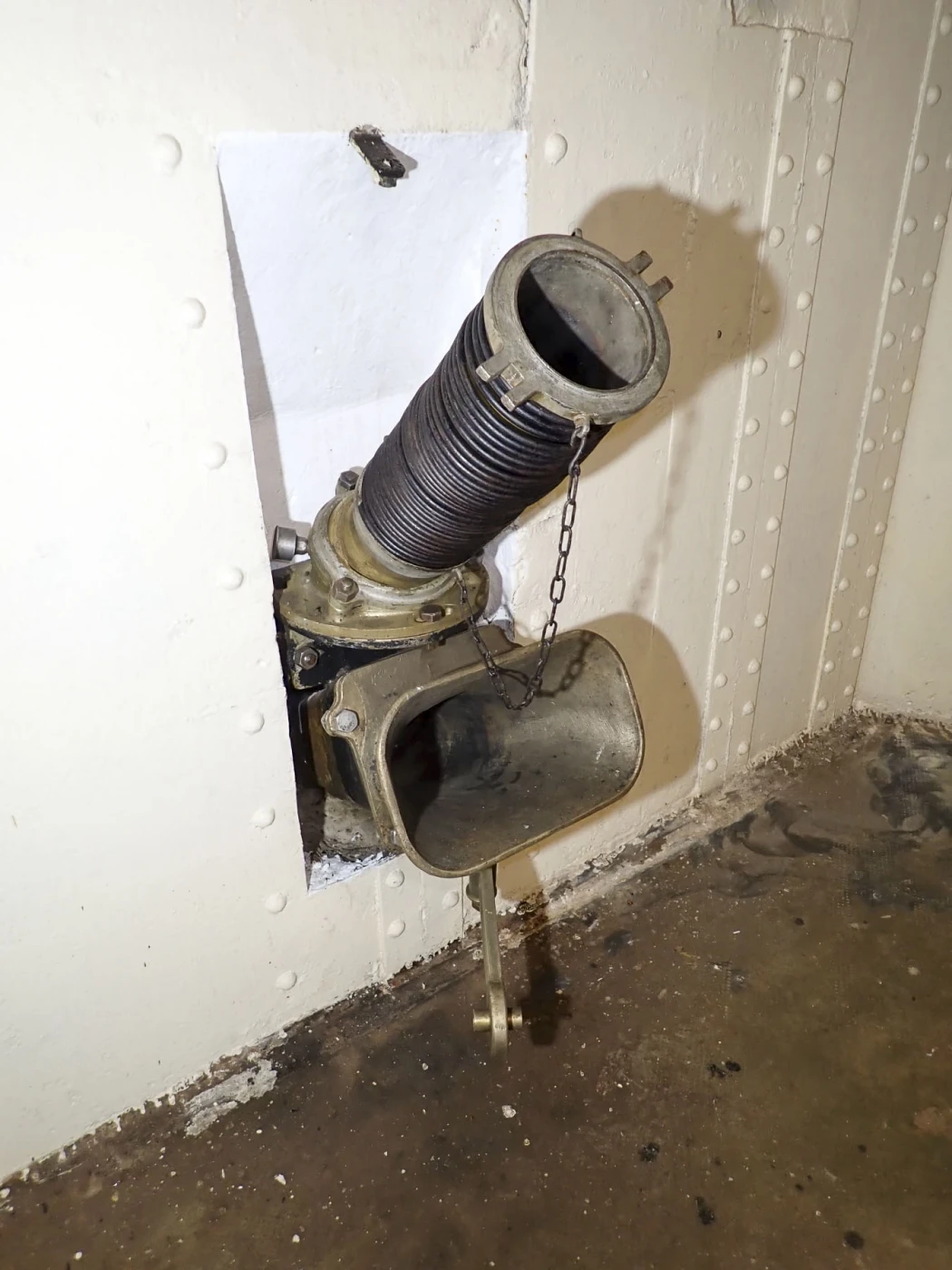 Ligne Maginot - FOUR A CHAUX - FAC - (Ouvrage d'artillerie) - Entrée des hommes
Évacuation mixte des douilles et d'étuis - J.Luc