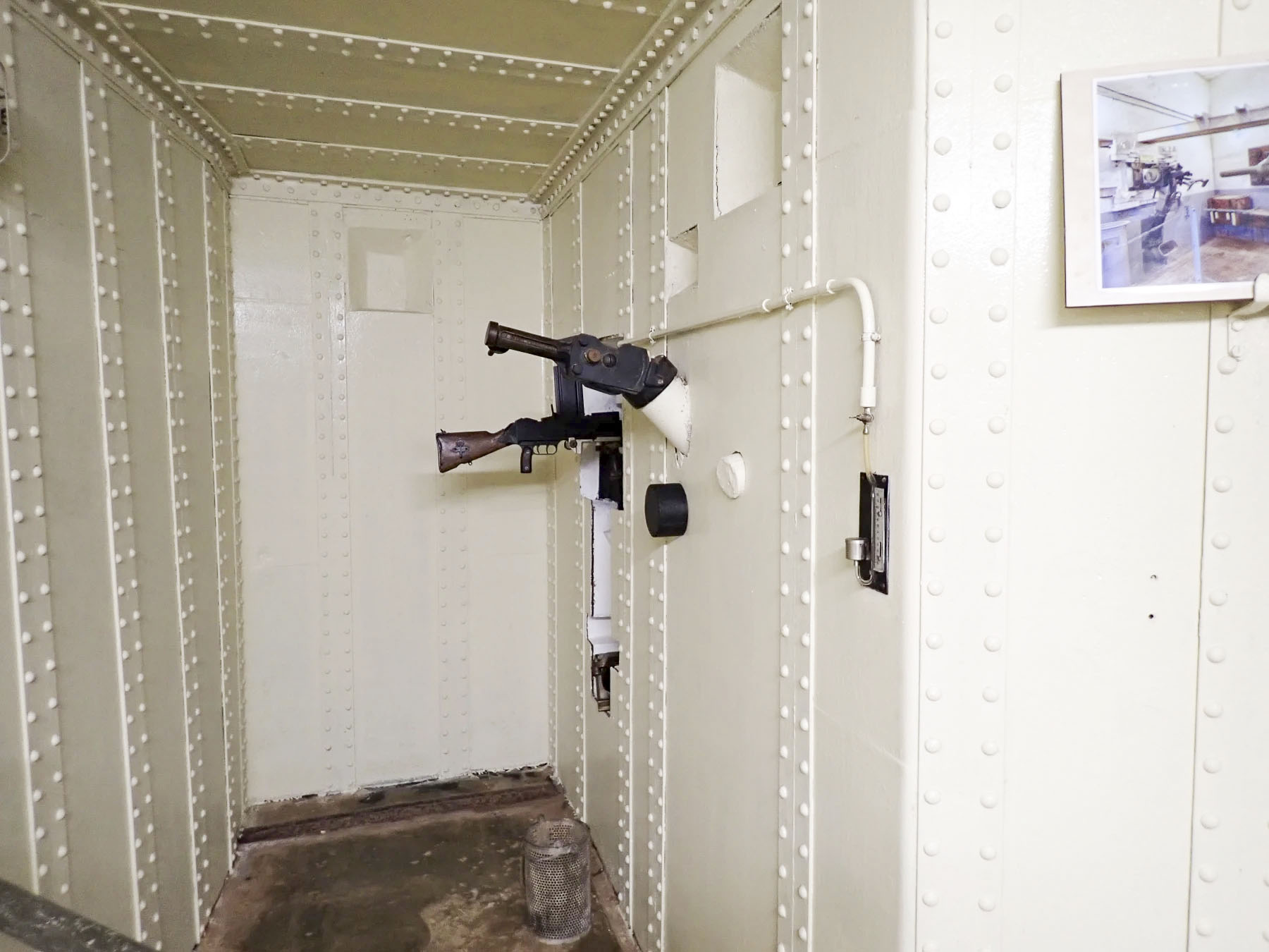 Ligne Maginot - FOUR A CHAUX - FAC - (Ouvrage d'artillerie) - Entrée des hommes
Lance grenade et poste FM  - J.Luc