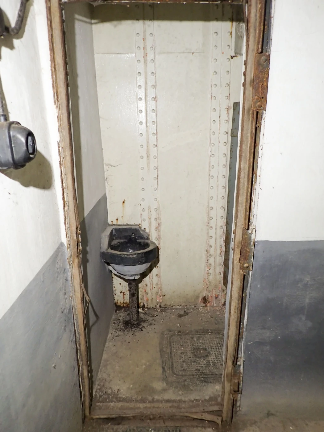 Ligne Maginot - FOUR A CHAUX - FAC - (Ouvrage d'artillerie) - Entrée des hommes
Le bloc sanitaire de la deuxième chambre de tir - J.Luc