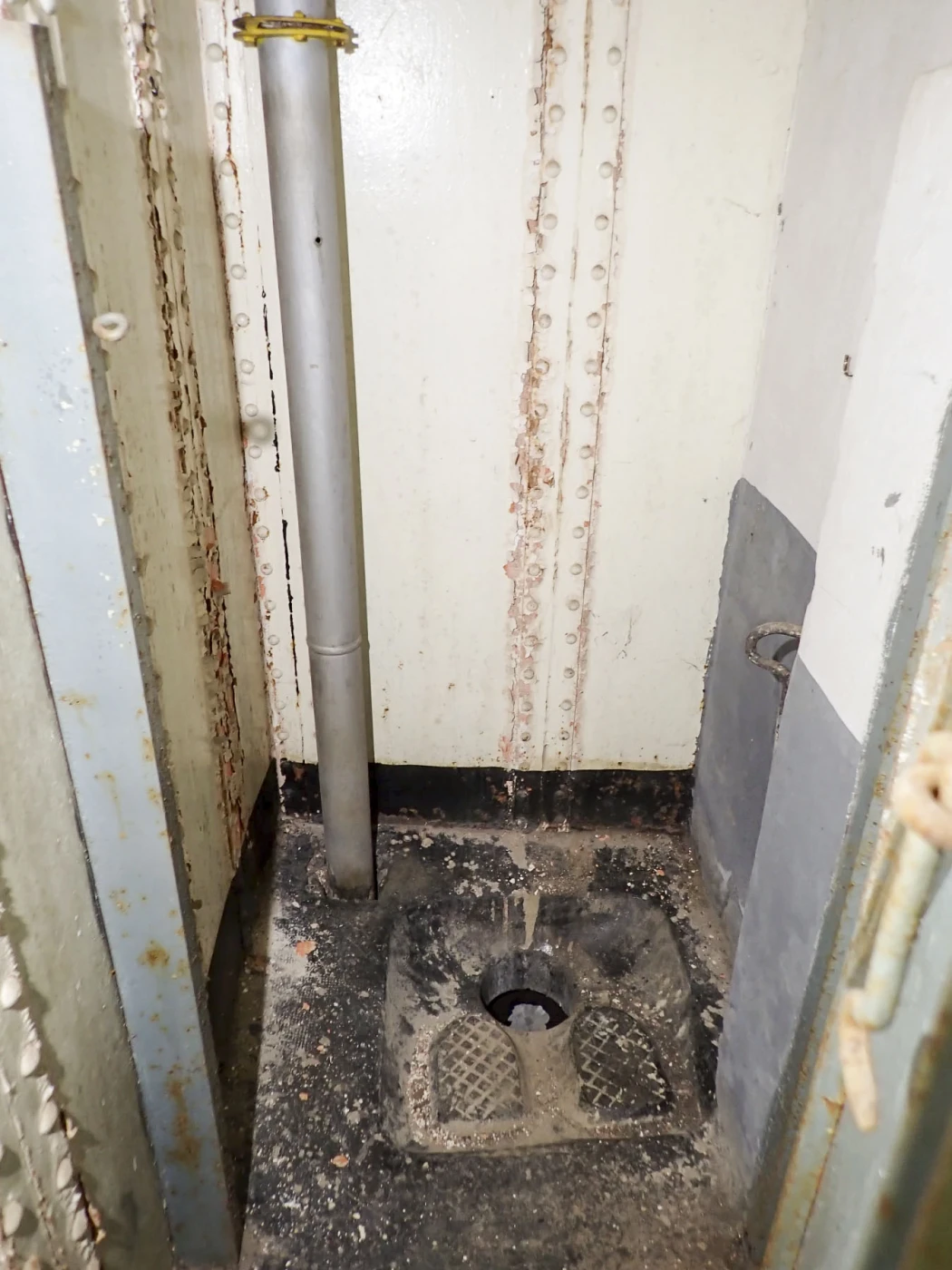 Ligne Maginot - FOUR A CHAUX - FAC - (Ouvrage d'artillerie) - Entrée des hommes
Le bloc sanitaire de la deuxième chambre de tir - J.Luc