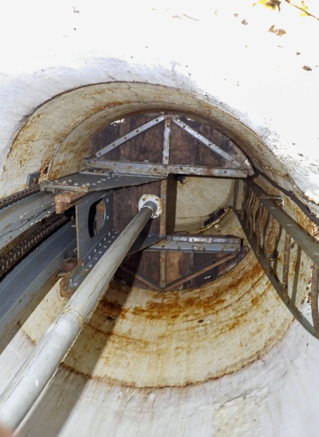 Ligne Maginot - FOUR A CHAUX - FAC - (Ouvrage d'artillerie) - Entrée des hommes
La cloche GFM de la deuxième chambre de tir - J.Luc