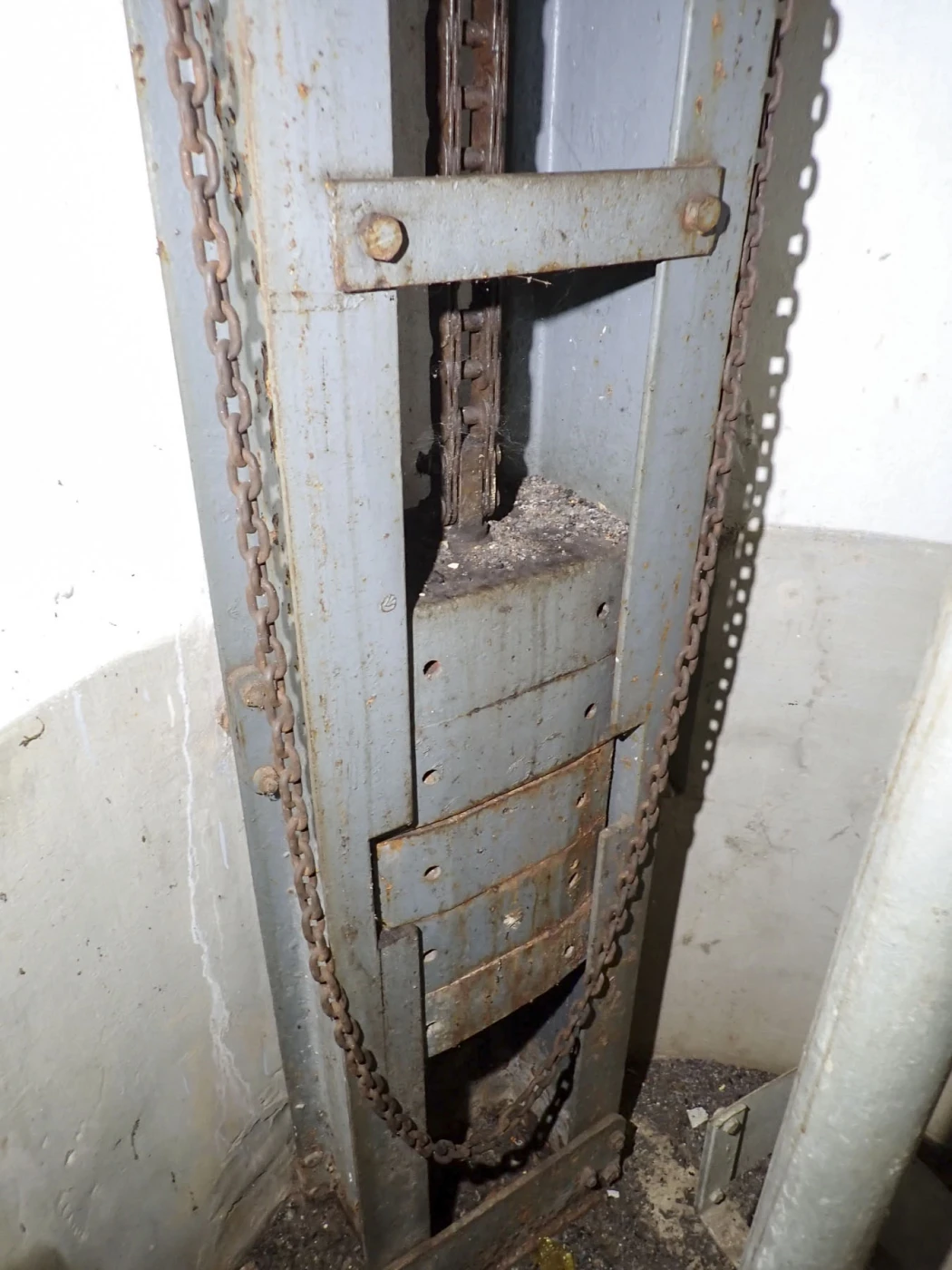 Ligne Maginot - FOUR A CHAUX - FAC - (Ouvrage d'artillerie) - Entrée des hommes
Deuxième chambre de tir
Le contre poids du plancher de la cloche - J.Luc