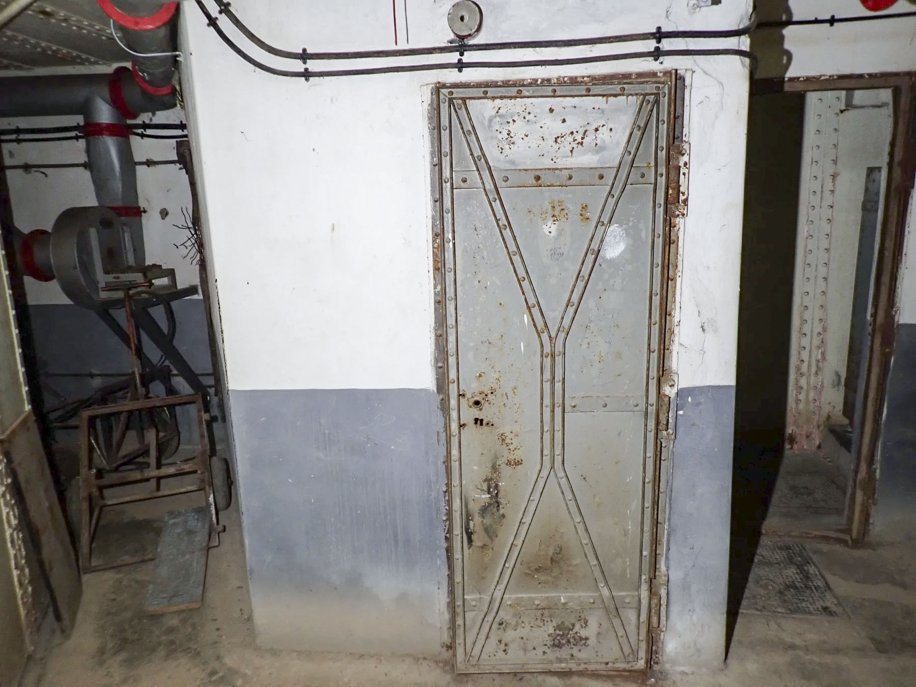 Ligne Maginot - FOUR A CHAUX - FAC - (Ouvrage d'artillerie) - Entrée des hommes
Deuxième chambre de tir
Local annexe post 1940 - J.Luc