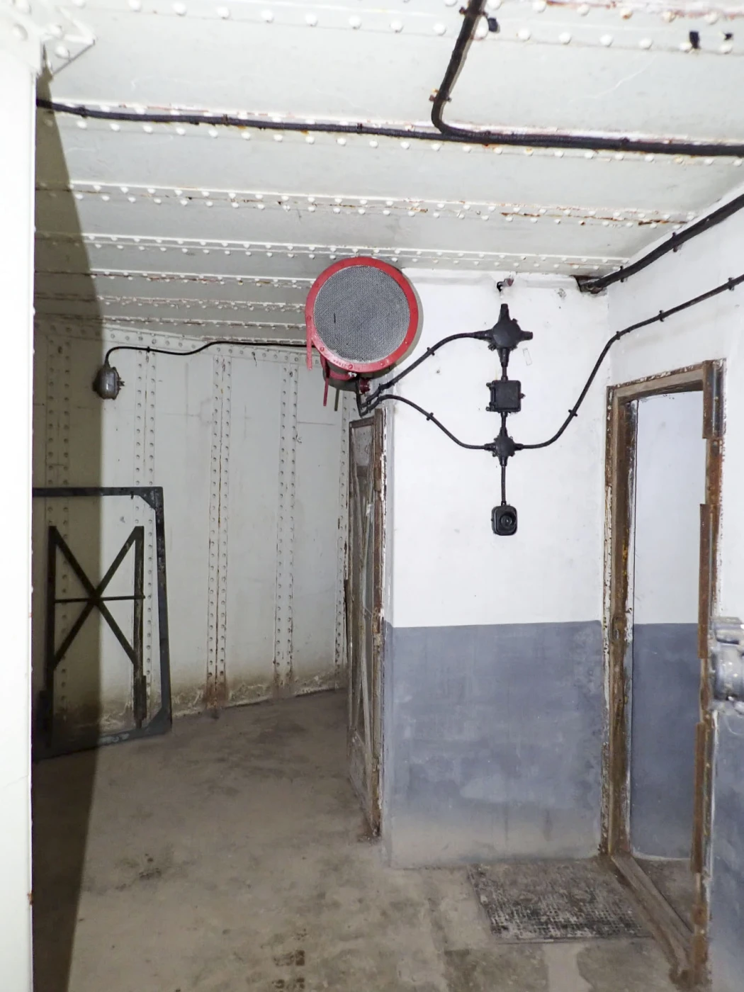 Ligne Maginot - FOUR A CHAUX - FAC - (Ouvrage d'artillerie) - Entrée des hommes
Deuxième chambre de tir
Local annexe post 1940 - J.Luc