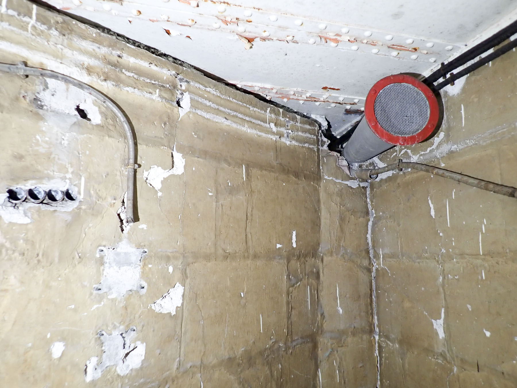 Ligne Maginot - FOUR A CHAUX - FAC - (Ouvrage d'artillerie) - Entrée des hommes
Deuxième chambre de tir
Local annexe post 1940 - J.Luc