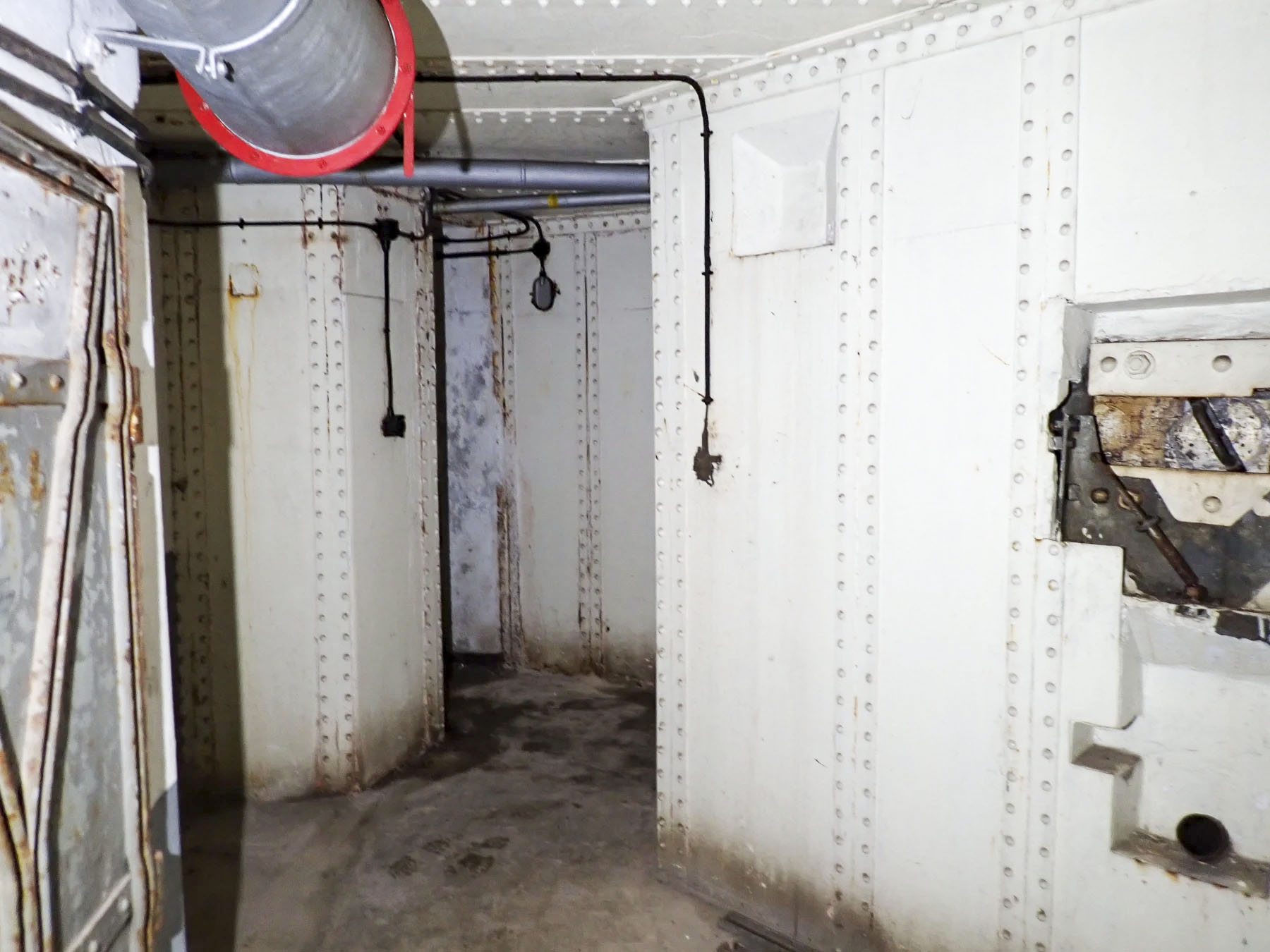 Ligne Maginot - FOUR A CHAUX - FAC - (Ouvrage d'artillerie) - Entrée des hommes
Deuxième chambre de tir - J.Luc