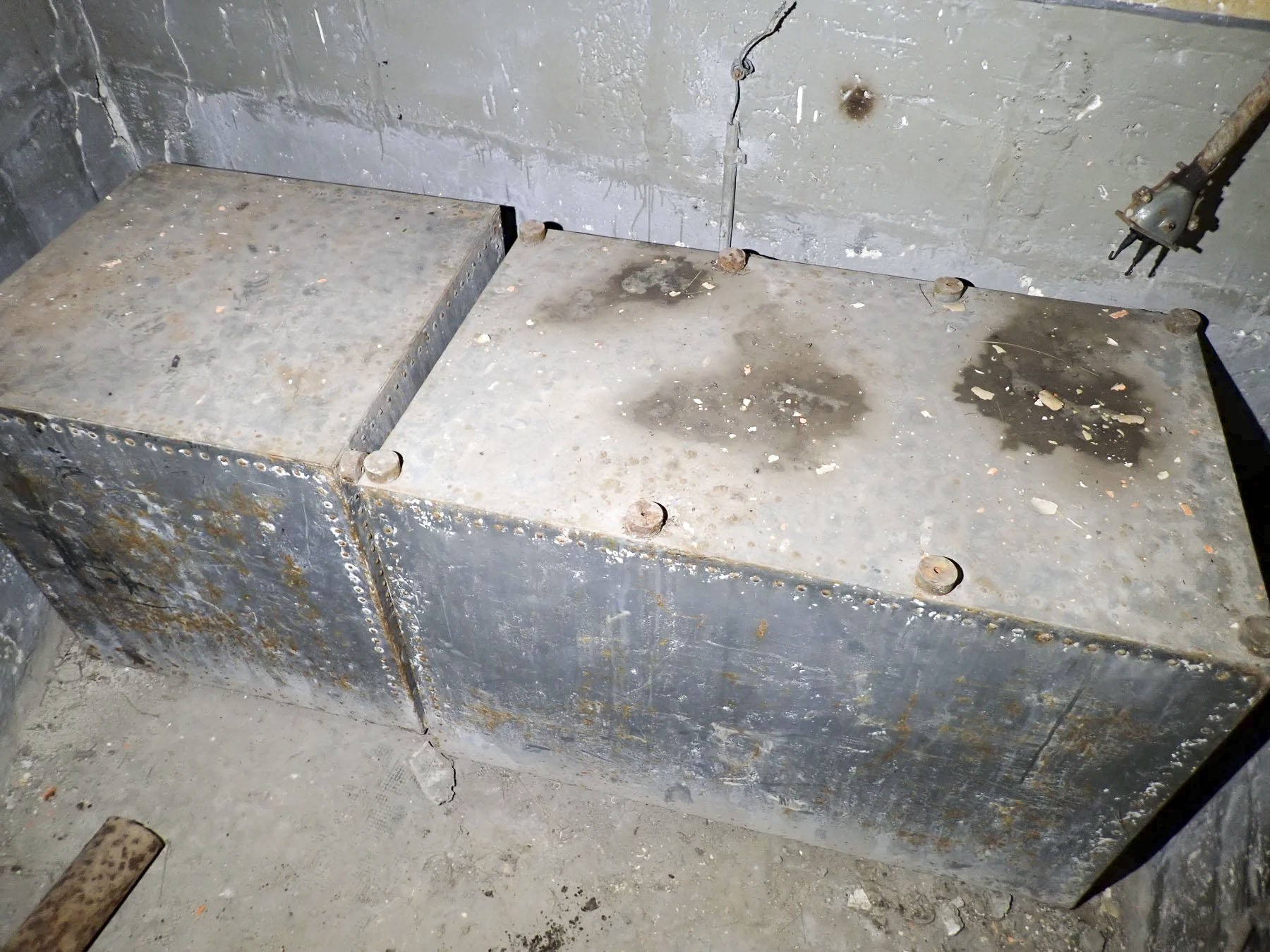 Ligne Maginot - FOUR A CHAUX - FAC - (Ouvrage d'artillerie) - Entrée des hommes
Local annexe post 1940
Réservoir indeterminé - J.Luc