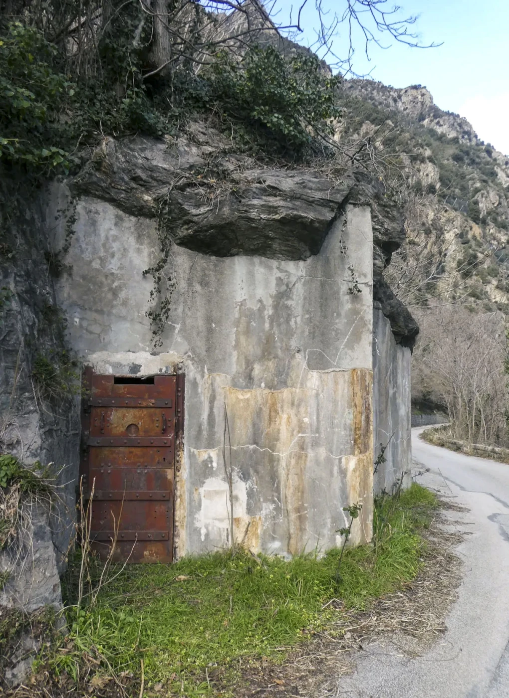 Ligne Maginot - VALABRES ANNEXE (OU SUD) (VA) - (Blockhaus pour arme infanterie) - Les deux créneaux ont été bouchés, la porte découpée, pour créer un abri chauve-souris.
2025 - ELLENA Daniel - CUNY Philippe