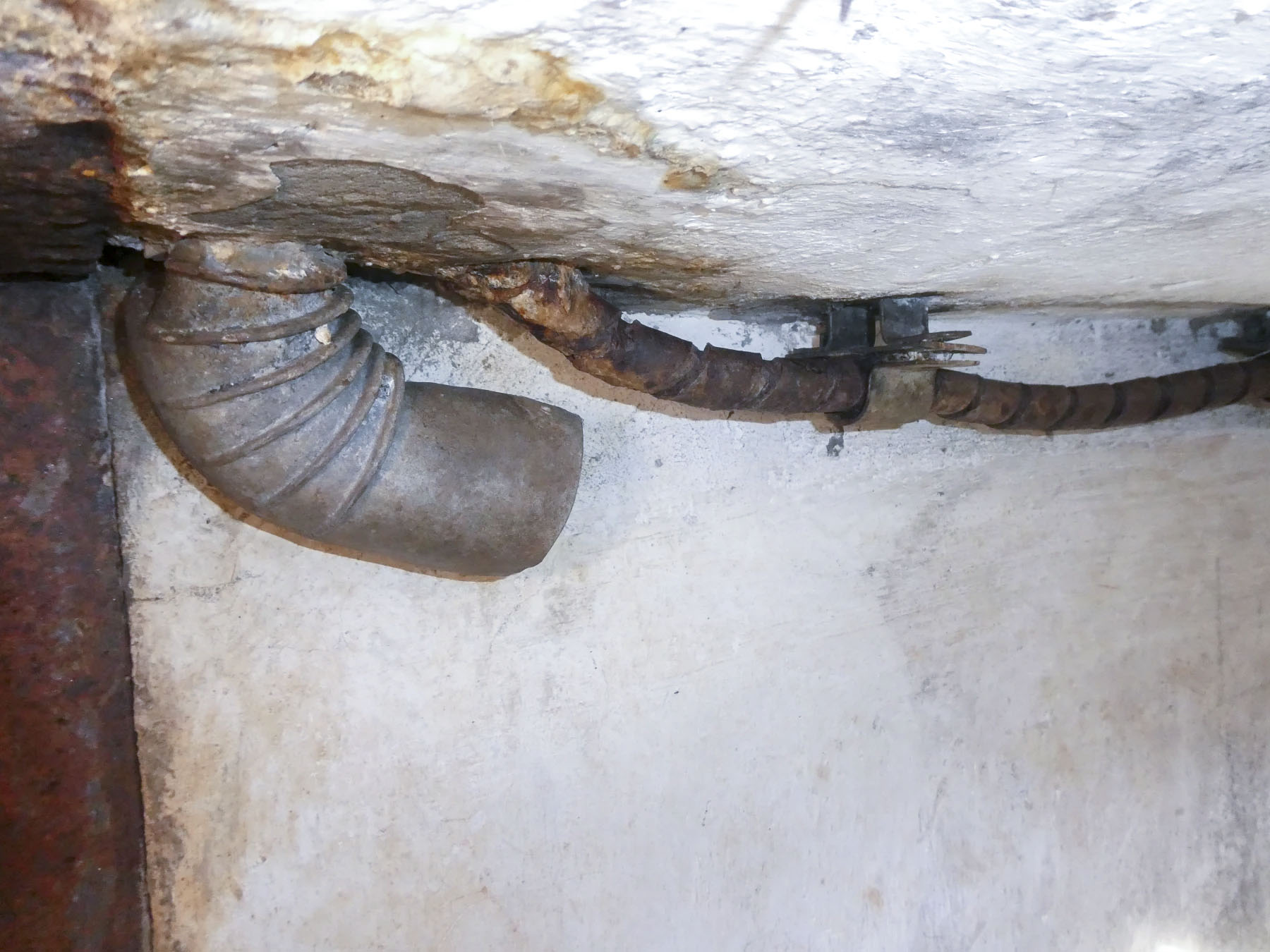 Ligne Maginot - VALABRES ANNEXE (OU SUD) (VA) - (Blockhaus pour arme infanterie) - L'arrivée du câble téléphonique et la sortie du fumivore. - ELLENA Daniel - CUNY Philippe