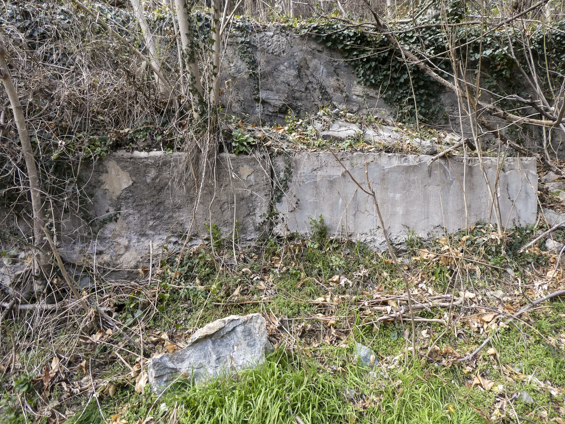 Ligne Maginot - VALABRES ANNEXE (OU SUD) (VA) - (Blockhaus pour arme infanterie) - A proximité de l'entrée, restes d'une construction d'époque. - ELLENA Daniel - CUNY Philippe