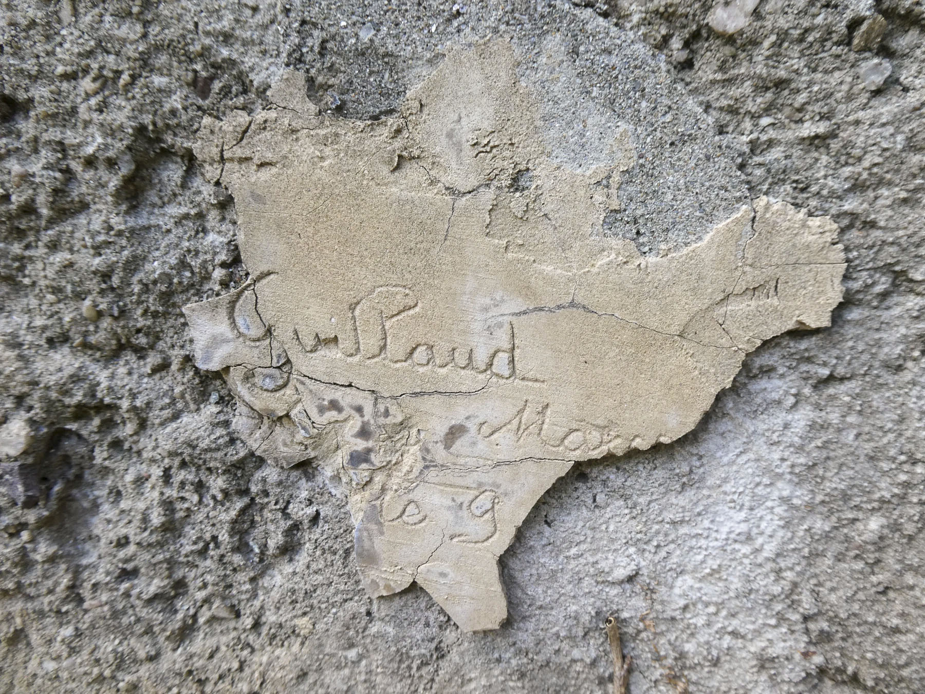 Ligne Maginot - VALABRES ANNEXE (OU SUD) (VA) - (Blockhaus pour arme infanterie) - A proximité de l'entrée, restes d'une construction d'époque. - ELLENA Daniel - CUNY Philippe