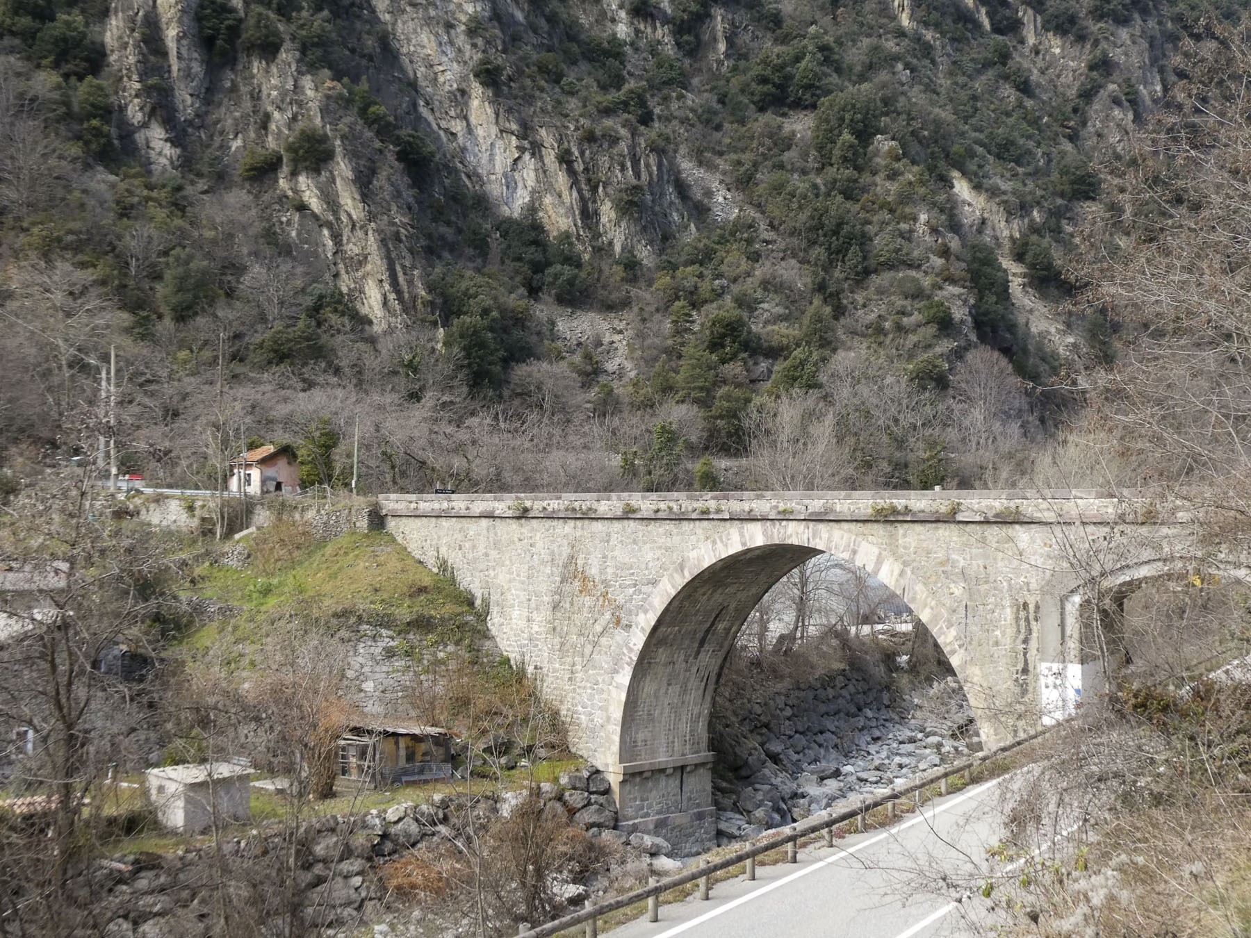 Ligne Maginot - VALABRES ANNEXE (OU SUD) (VA) - (Blockhaus pour arme infanterie) - Environnement : le pont de Paule avec l'ancienne douane.













 - ELLENA Daniel - CUNY Philippe