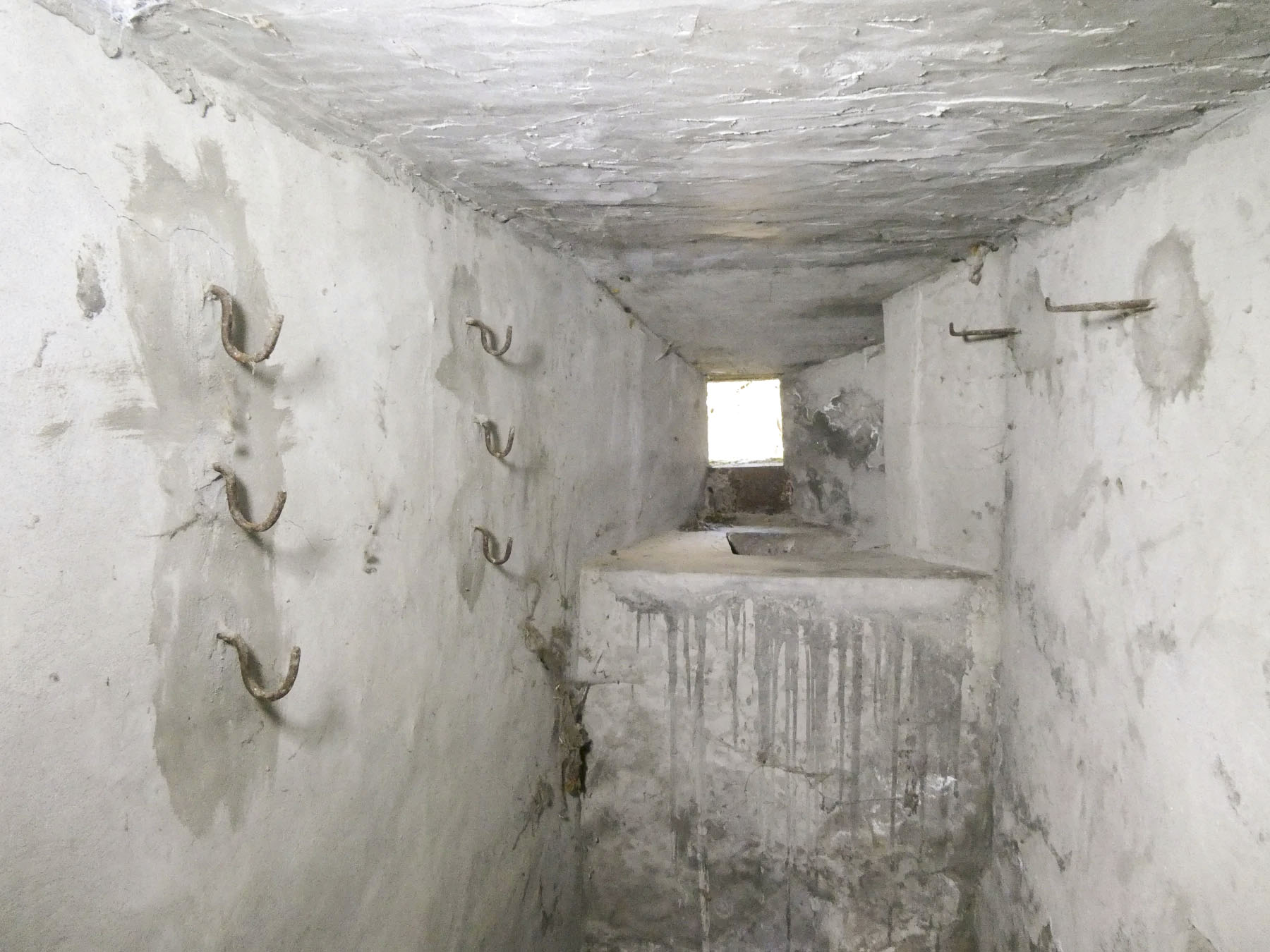 Ligne Maginot - VALABRES - (Blockhaus pour arme infanterie) - Créneau FM et râteliers pour les armes. - ELLENA Daniel - CUNY Philippe