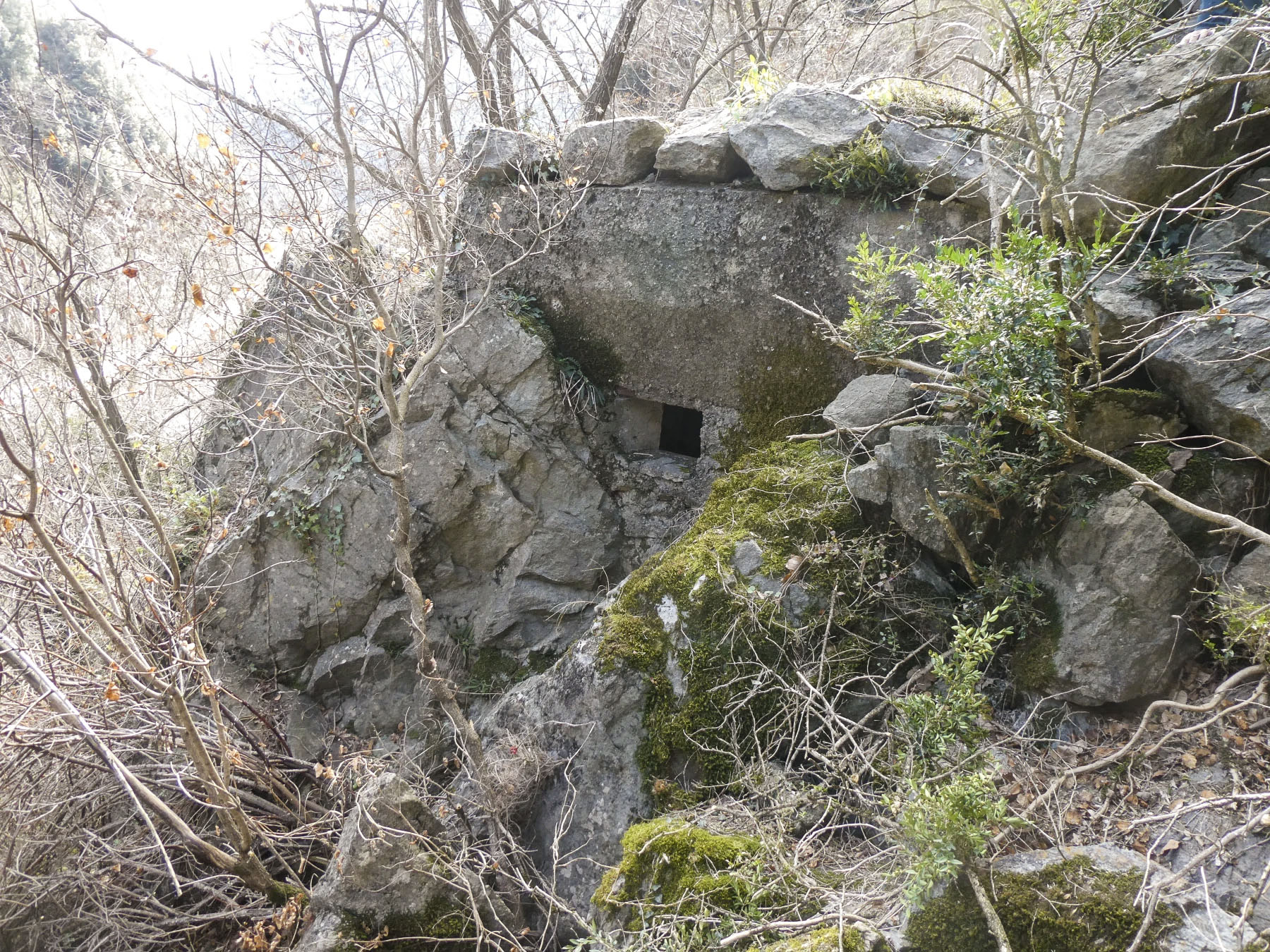 Ligne Maginot - VALABRES - (Blockhaus pour arme infanterie) - Le créneau FM. - ELLENA Daniel - CUNY Philippe