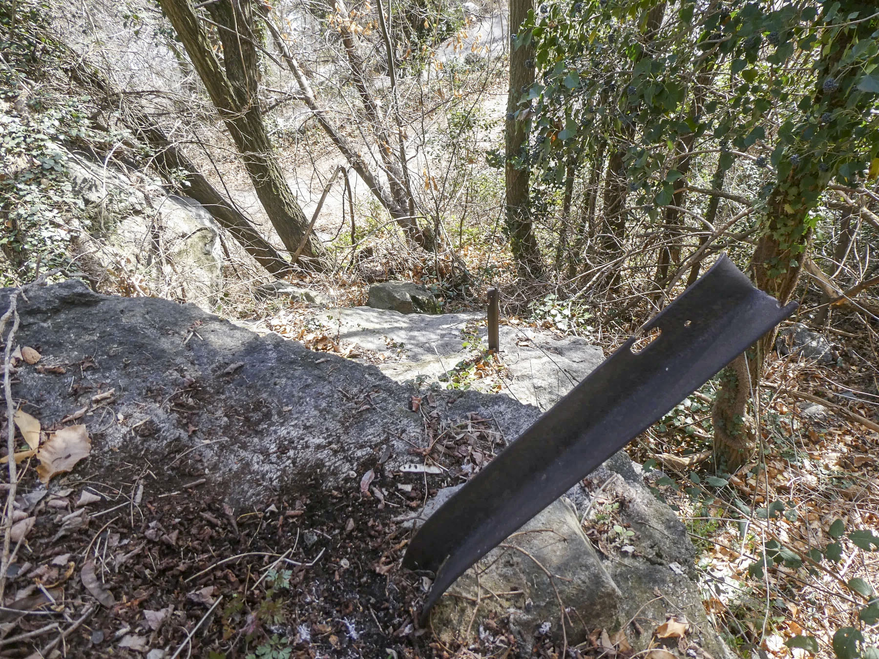 Ligne Maginot - VALABRES - (Blockhaus pour arme infanterie) - Restes du réseau de défense. - ELLENA Daniel - CUNY Philippe