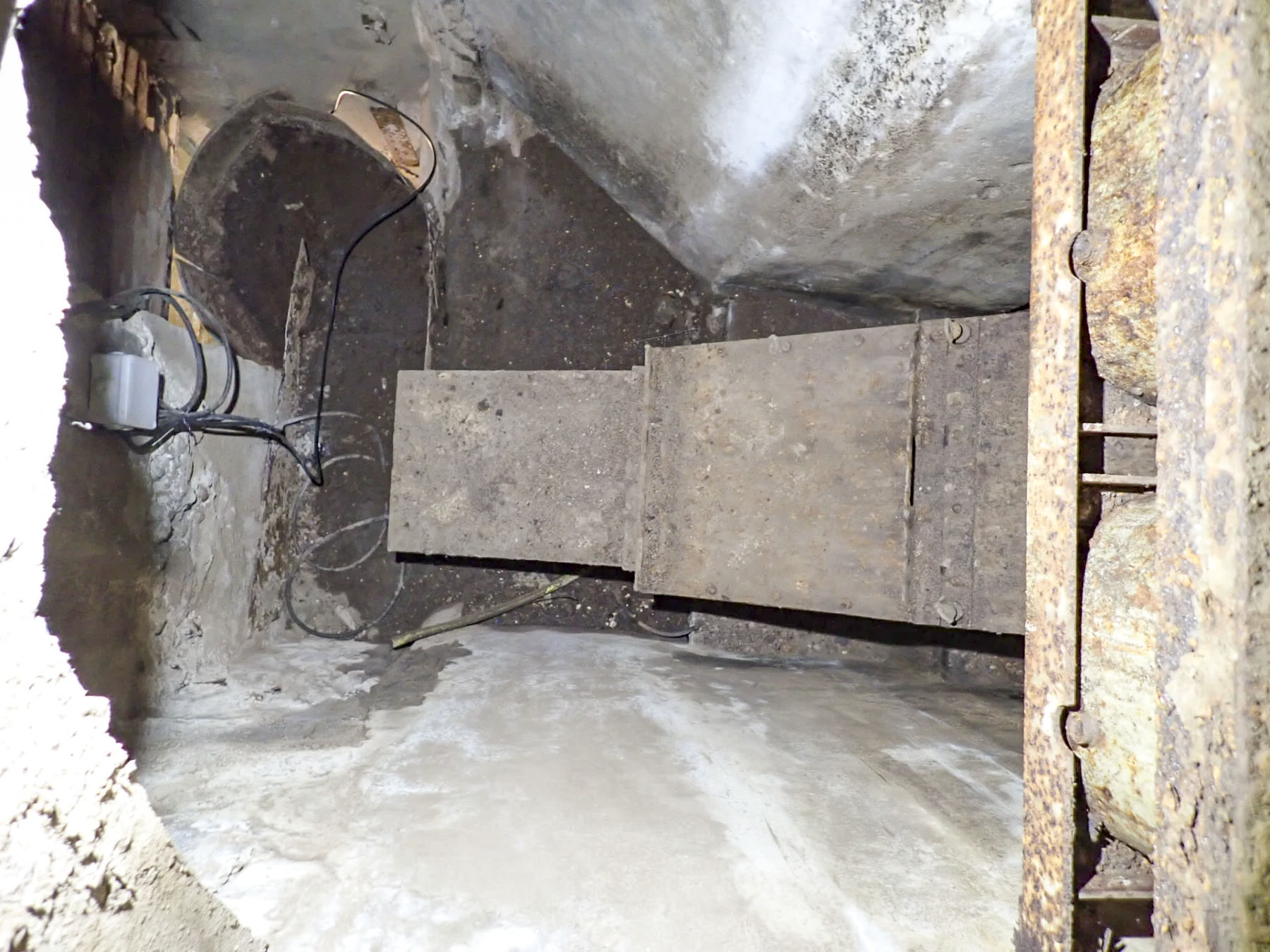 Ligne Maginot - FOUR A CHAUX - FAC - (Ouvrage d'artillerie) - Bloc 2
L'évacuation des douilles en sortie basse du cylindre de la tourelle  - Luc Jacquemin