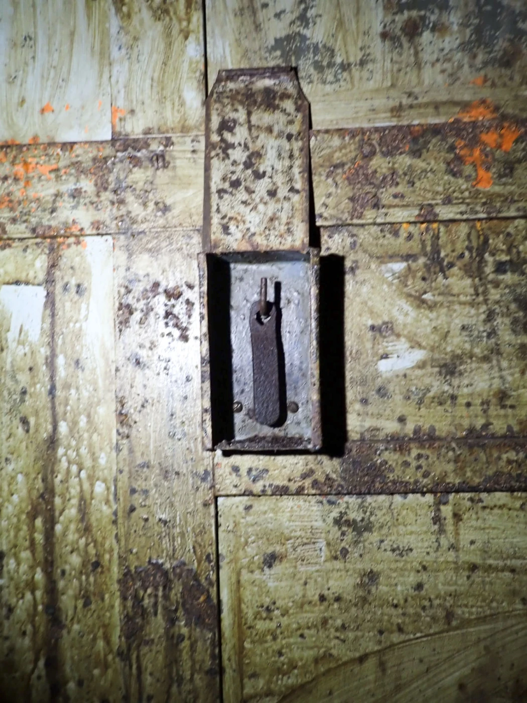 Ligne Maginot - FOUR A CHAUX - FAC - (Ouvrage d'artillerie) - Bloc 2
Clé de déblocage manuel dans la cabine du monte-charge - Luc Jacquemin