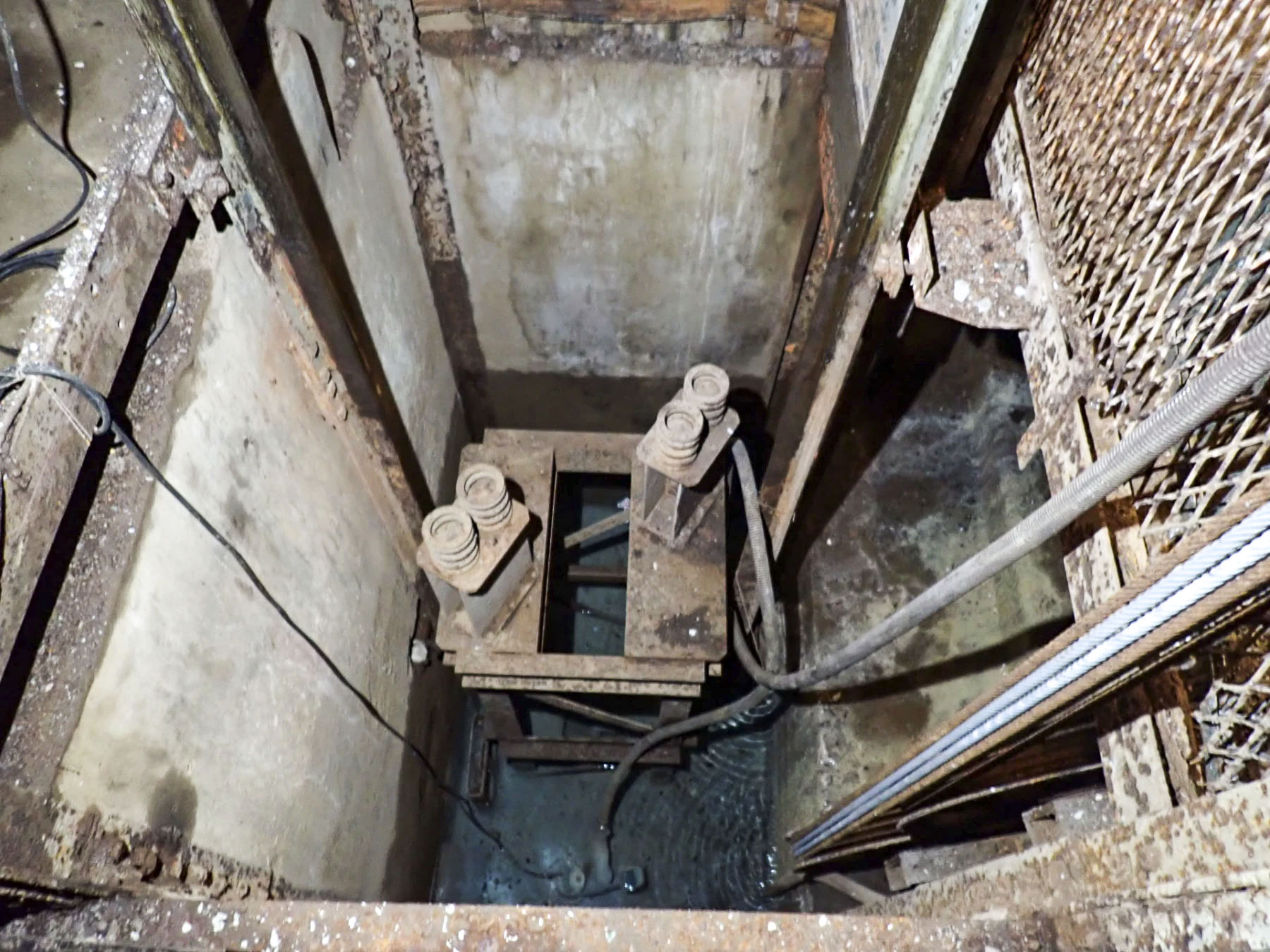 Ligne Maginot - FOUR A CHAUX - FAC - (Ouvrage d'artillerie) - Bloc 2
La fosse du monte charge  - Luc Jacquemin