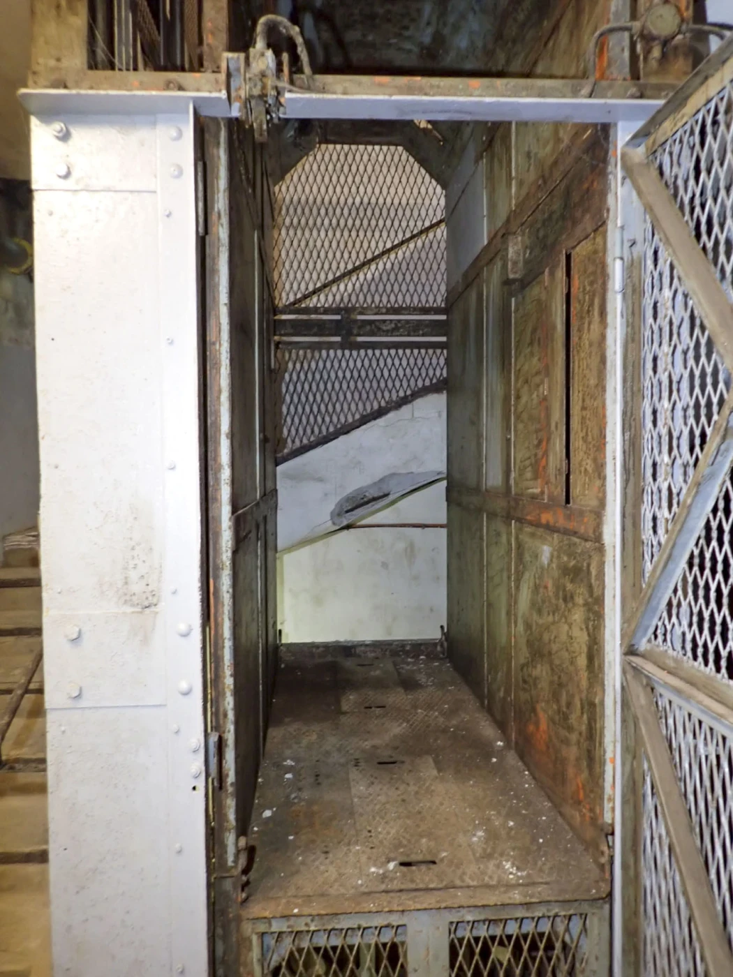 Ligne Maginot - FOUR A CHAUX - FAC - (Ouvrage d'artillerie) - Bloc 2
Le monte-charge au niveau intermédiaire  - Luc Jacquemin