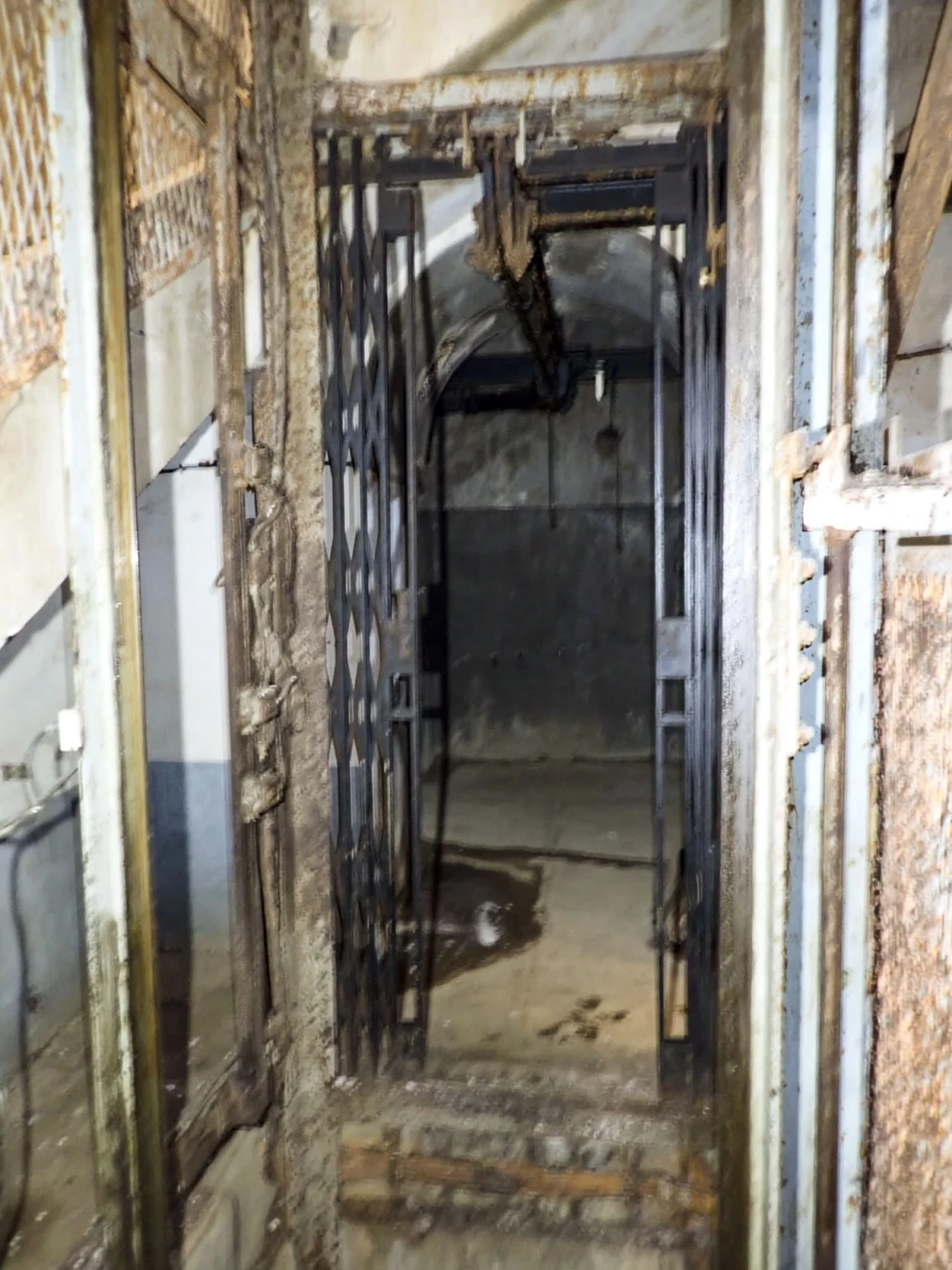 Ligne Maginot - FOUR A CHAUX - FAC - (Ouvrage d'artillerie) - Bloc 2
Le monte-charge porte ouverte côté couloir vers les alvéoles - Luc Jacquemin