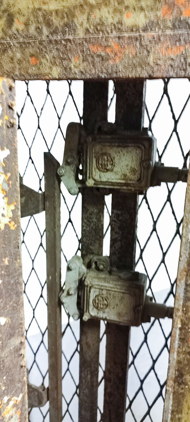 Ligne Maginot - FOUR A CHAUX - FAC - (Ouvrage d'artillerie) - Bloc 2
Monte-charge
Les fins de course dans la cabine trappe de maintenance - Luc Jacquemin