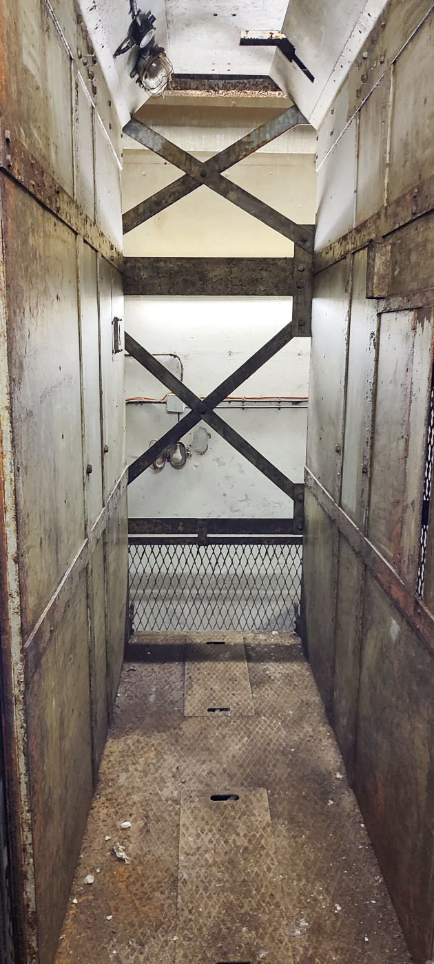 Ligne Maginot - FOUR A CHAUX - FAC - (Ouvrage d'artillerie) - Bloc 2
Monte-charge
Dans la cabine - Luc Jacquemin