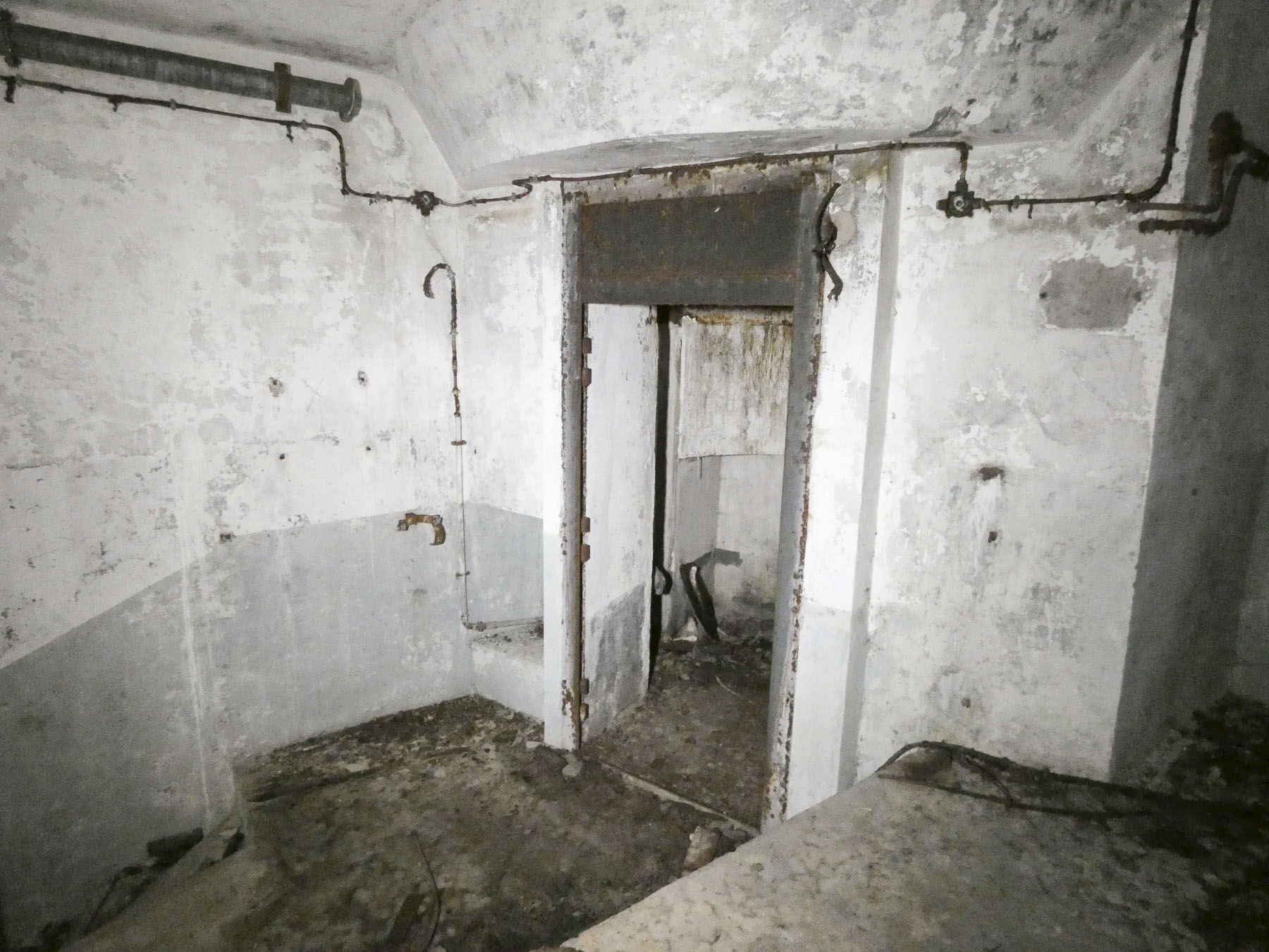 Ligne Maginot - RAMSTEIN OUEST - (Casemate d'infanterie - Simple) - Le puits de la cloche JM. On distingue à gauche l'escalier vers l'étage inférieur. - STENGER Mathieu