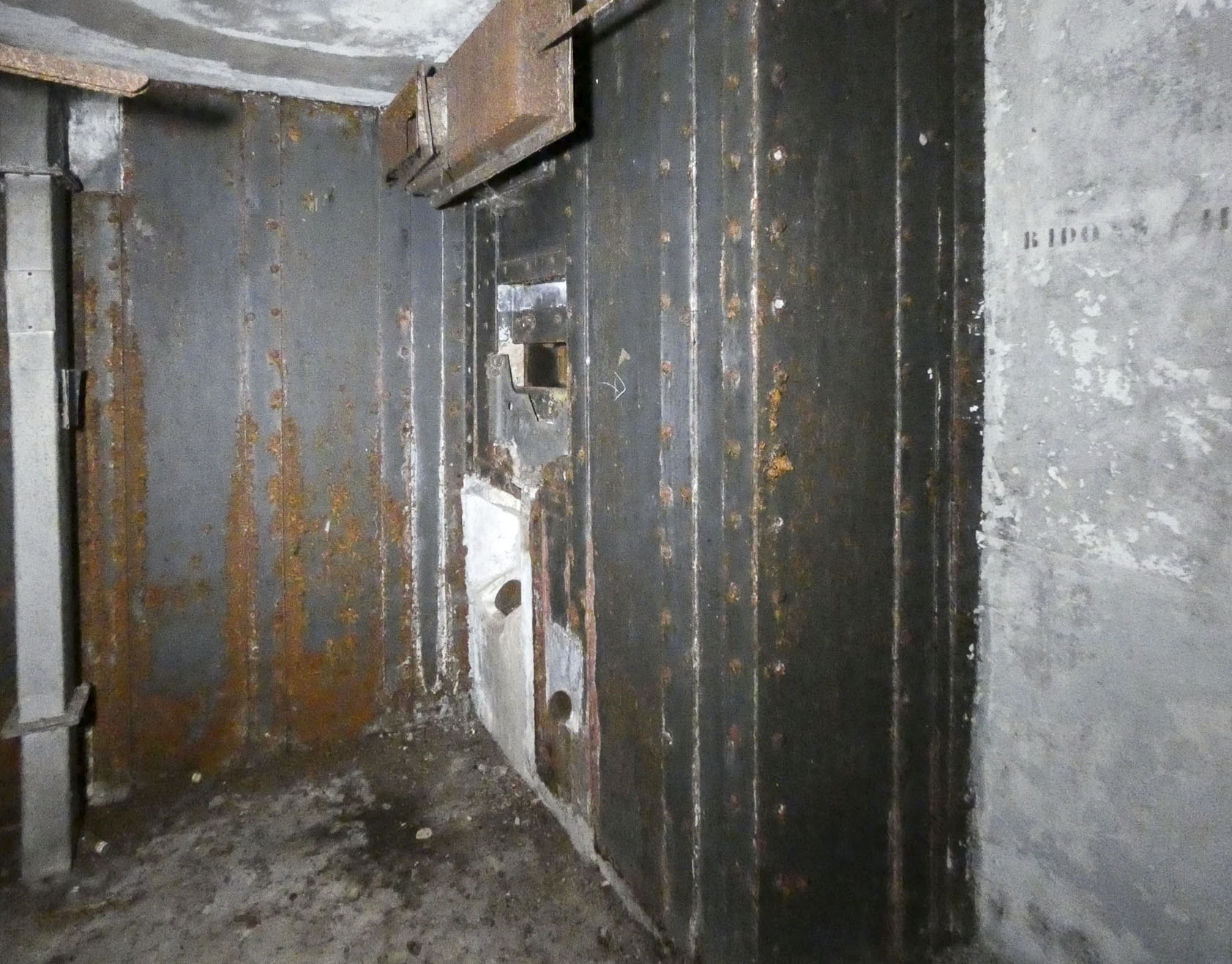 Ligne Maginot - RAMSTEIN OUEST - (Casemate d'infanterie - Simple) - La caponnière de défense de l'entrée. - STENGER Mathieu