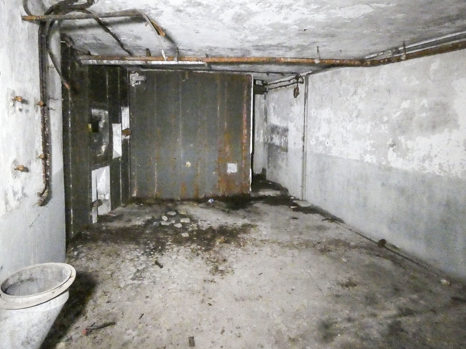 Ligne Maginot - RAMSTEIN OUEST - (Casemate d'infanterie - Simple) - La partie gauche de la casemate. Le puits de la cloche GFM est à droite au fond. - STENGER Mathieu