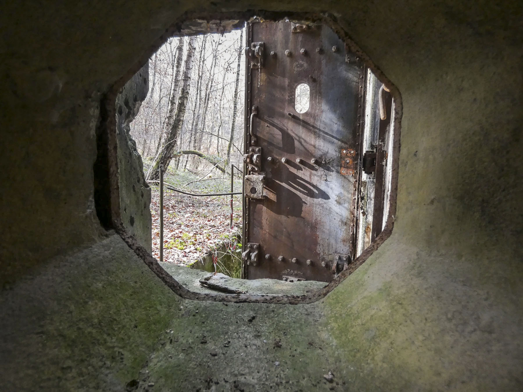 Ligne Maginot - RAMSTEIN OUEST - (Casemate d'infanterie - Simple) - La vue par le créneau FM de défense de l'entrée. - STENGER Mathieu