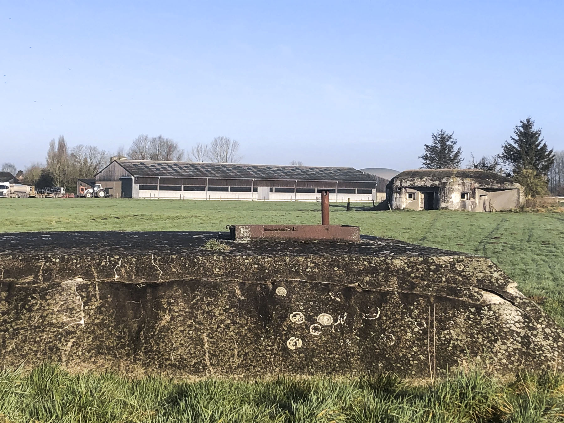 Ligne Maginot - 8 - (Chambre de coupure - Avec central) - Le blockhaus de la Rue Bouchard avec la chambre de coupure au premier plan - Laurent DELPLACE