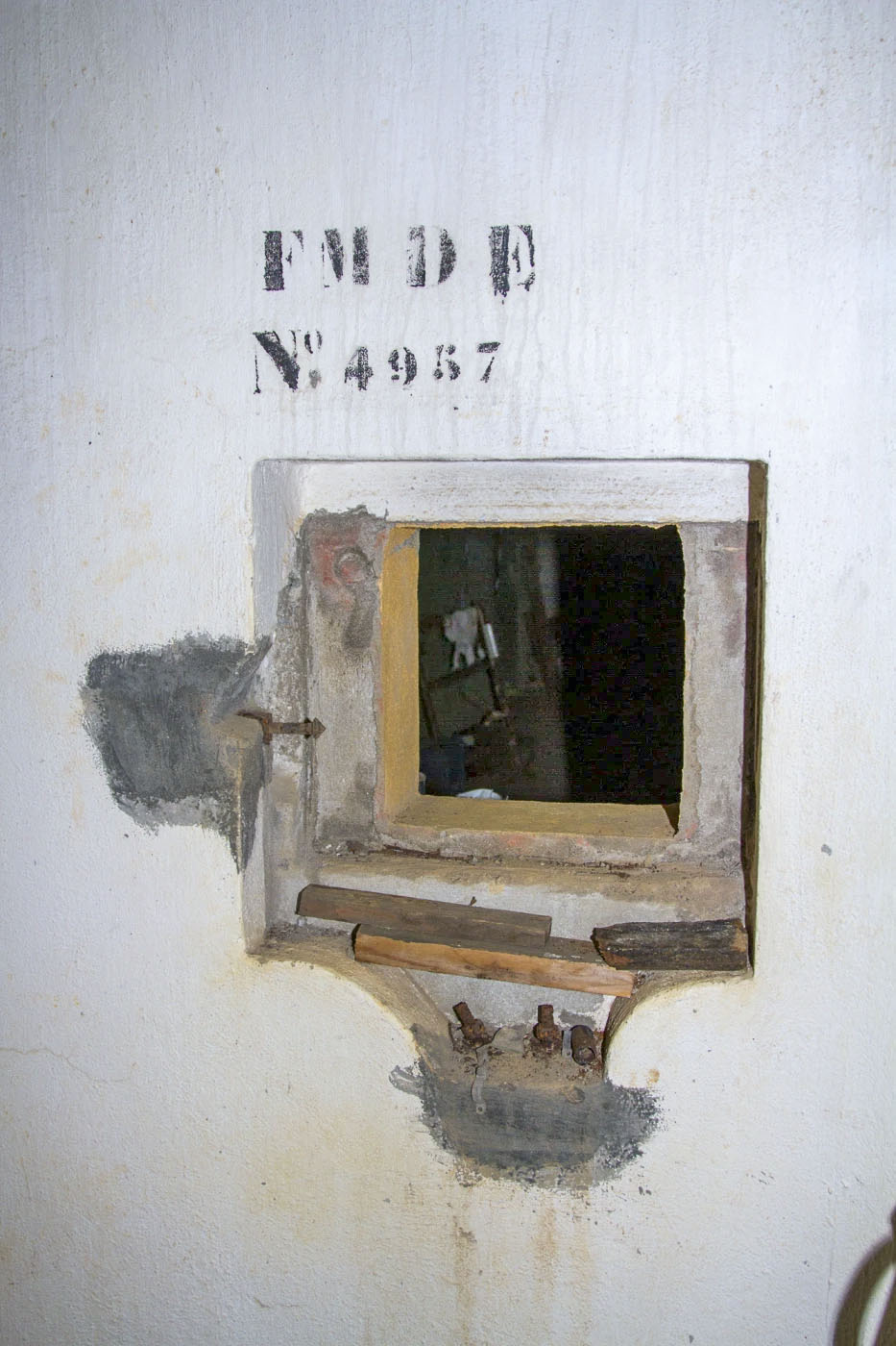 Ligne Maginot - LE CHESNOIS - CHENOIS - (Ouvrage d'artillerie) - Entrée mixte
Créneau de défense intérieure avec référence du FM - Michel Teiten