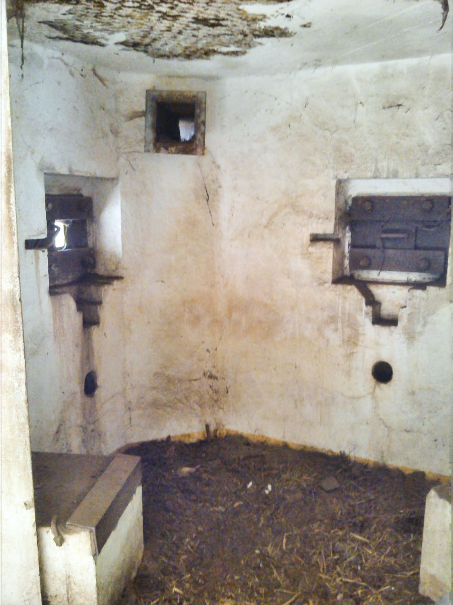 Ligne Maginot - B312 - ANSTAING - (Blockhaus pour canon) - Deux créneaux ainsi qu'un support pour le canon
 - Christian MOIGNEZ