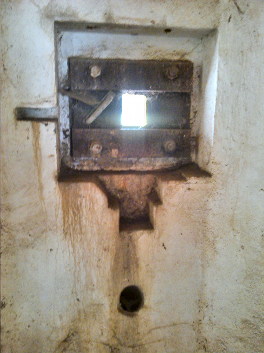 Ligne Maginot - B312 - ANSTAING - (Blockhaus pour canon) - Créneau
 - Christian MOIGNEZ