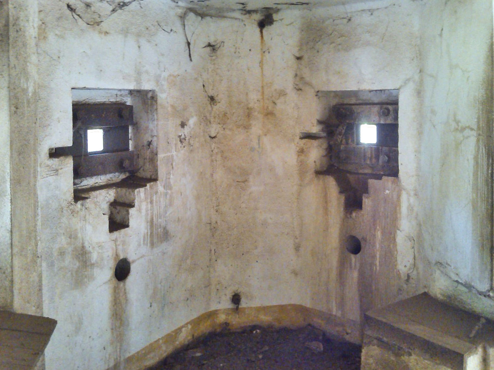 Ligne Maginot - B312 - ANSTAING - (Blockhaus pour canon) - Les deux créneau face sud
 - Christian MOIGNEZ